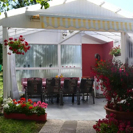 Fuer Zwei Erwachsene Und Zwei Mit Terrasse *