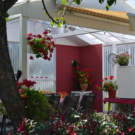 Fuer Zwei Erwachsene Und Zwei Mit Terrasse